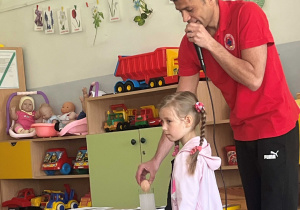 Dziewczynka robi eksperyment z jajkiem