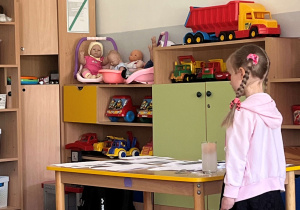 Dziewczynka robi eksperyment z jajkiem