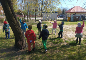 Dzieci podczas zabaw na świeżym powietrzu