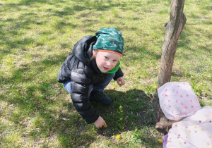 Dzieci podczas zabaw na świeżym powietrzu