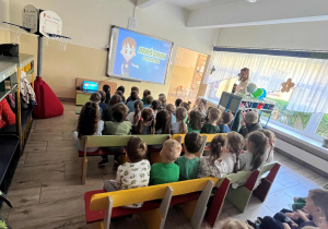 Dzieci oglądają bajkę edukacyjną