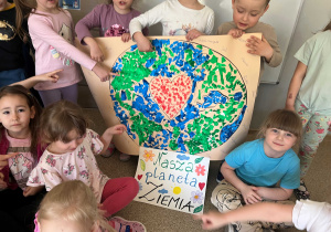 Dzieci z grupy Tropiciele z plakatem