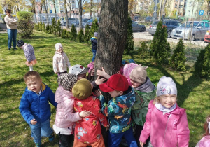 Dzieci podczas zabaw na świeżym powietrzu