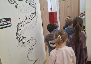 Dzieci podczas zajęć w szkole muzycznej