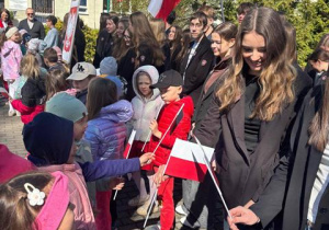 Przedszkolaki przekazują uczniom chorągiewki