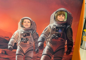 Dzieci pozują do zdjęcia jako kosmonauci