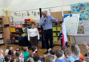 Dziewczynka i chłopiec z flagą podczas koncertu