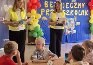 Panie prowadzące konkurs w kamizelkach odblaskowych