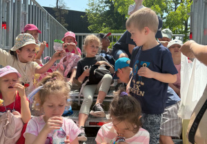 Dzieci podczas wycieczki do Zoo w Łodzi