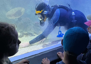 Dzieci podczas wycieczki do Zoo w Łodzi