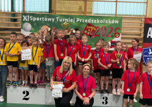Dzieci z Przedszkola wraz z Paniami na podium