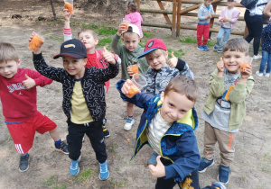 Dzieci z marchewką dla zwierząt