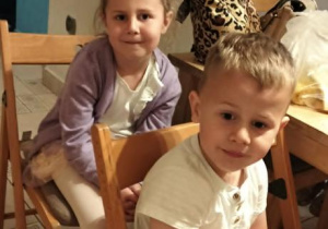 Dzieci oglądają spektakl teatralny