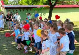 Dzieci z młodszych grup wykonują piosenkę