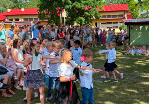 Dzieci z grupy Wynalazcy podczas poloneza