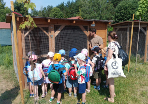 Dzieci podczas wycieczki oglądają zwierzęta