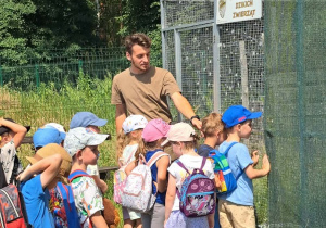 Dzieci podczas wycieczki oglądają zwierzęta