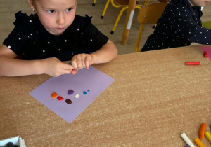 Dziecko wykonuje kropki z plasteliny