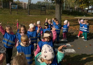 Maluszki uczą się przechodzić przez przejście dla pieszych