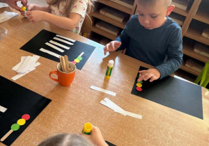 Dzieci wykonują pracę plastyczną Na ulicy
