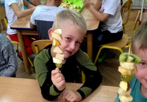 Dzieci prezentują wykonane szaszłyki