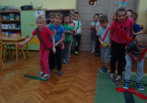 Tropiciele biegną z szarfami