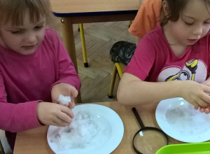 Zabawy badawcze i doświadczenia ze śniegiem