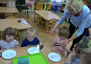 Przedszkolaki oglądają śnieg przez lupę