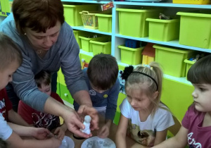 Przedszkolaki lepią mini-bałwana