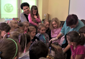 Dzieci obserwują przygotowanie musu jabłkowego