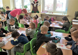 Dzieci kolorują obrazki