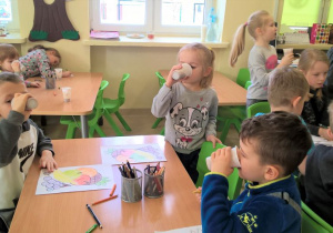 Dzieci smakują mus