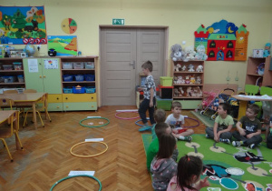 Chłopiec skacze