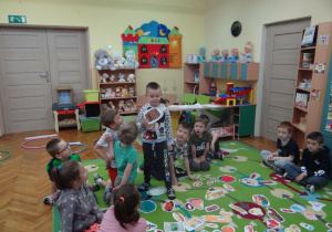 Chłopiec wybiera obrazek ciasta