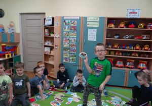 Chłopiec pokazuje obrazek tortu