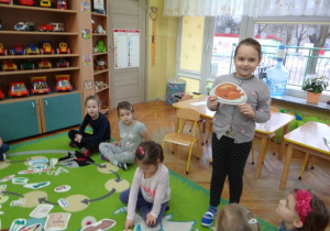 Dziewczynka z obrazkiem