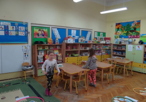 Dziewczynki podczas zabawy ruchowej