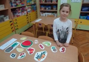 Dziewczynka pokazuje owoce