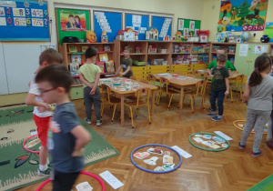 Dzieci ogladają zbiory produktów