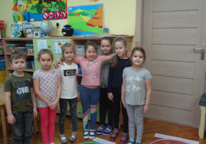 Zdjęcie dzieci przy zbiorze słodyczy
