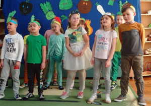 Wynalazcy podczas przedstawienia Na straganie