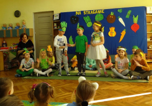Chłopcy recytują wiersz