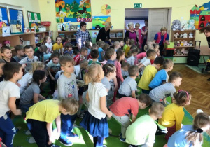 Zabawa ruchowa przedszkolaków