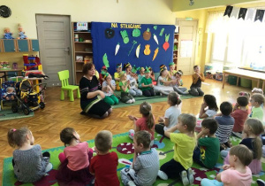Wynalazcy podczas przedstawienia Na straganie