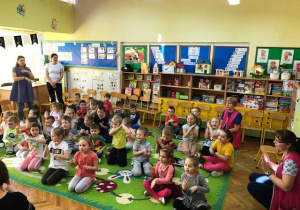 Przedszkolaki podczas zabawy ruchowej