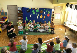 Wynalazcy podczas przedstawienia Na straganie