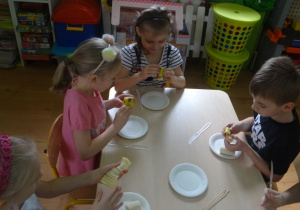 Dzieci obierają banany