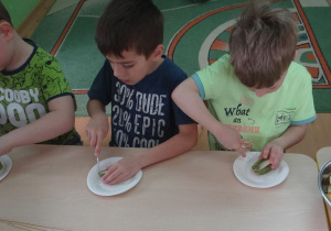 Chłopcy kroją kiwi