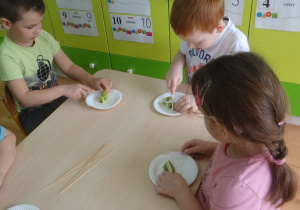 Dzieci kroją kiwi