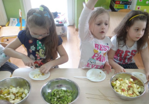 Dziewczynki kroją owoce